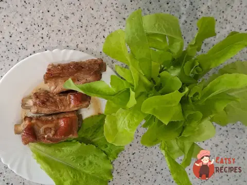 Свинячі ребра з цибулею