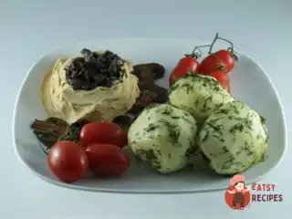 Обід з картоплі з грибами та овочевими рулетами