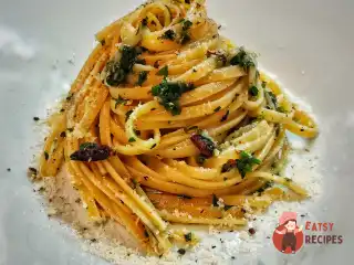 Спагетті з чилі, петрушкою та лимоном