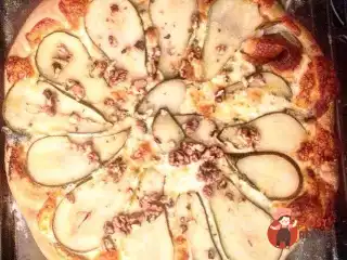 Піца з горгонзолою та грушею на листковому тісті