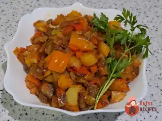 Овочеве рагу з баклажаном на сковороді