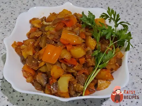 Овочеве рагу з баклажаном на сковороді