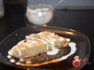 Солодкий пиріг з грушею та горіхами