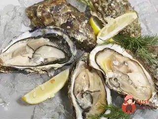 Устриці з яблучно-перечним соусом