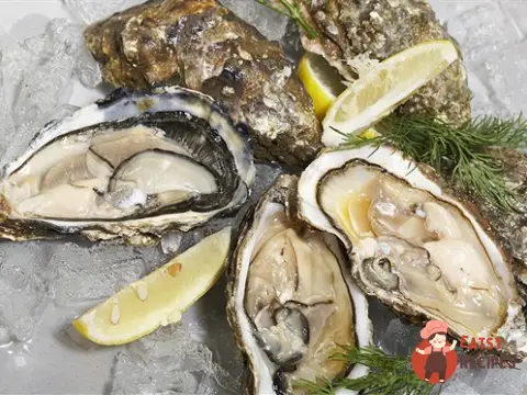 Устриці з яблучно-перечним соусом