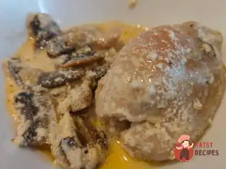 Курячі стегна з грибами та вершками