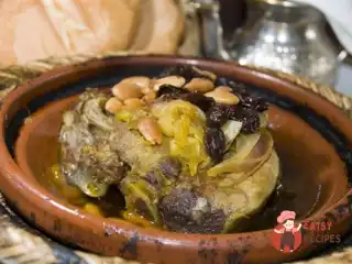 Тажин з ягняти з чорносливом, корицею, мигдалем та кунжутом.