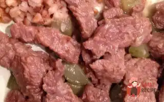 Тушкована Яловичина Із Солоними Огірками Та Морквою