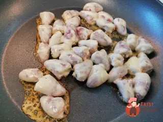 Крок 8: Курячі серця на сковороді