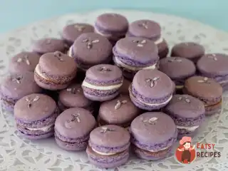 Лавандові тістечка макарони