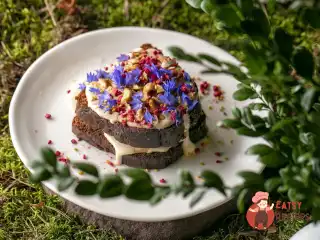 Фініковий пиріг з ряжанкою та малиною