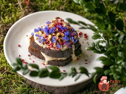 Фініковий пиріг з ряжанкою та малиною