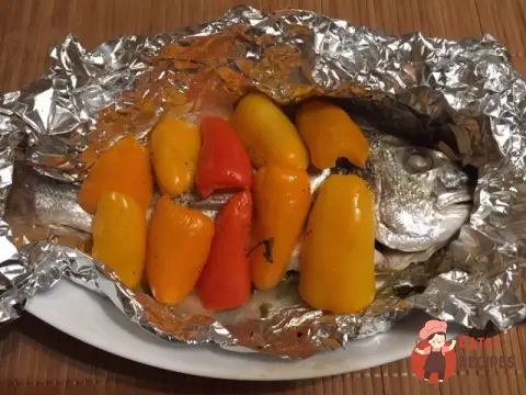 Печена дорада під перцями шейкер