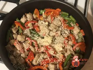Фунчоза з індичкою та овочами