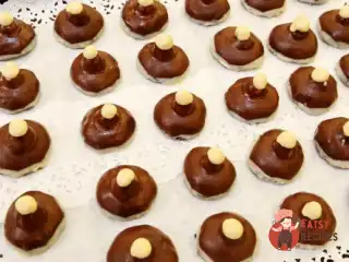 Меренги з шоколадом та фундуком