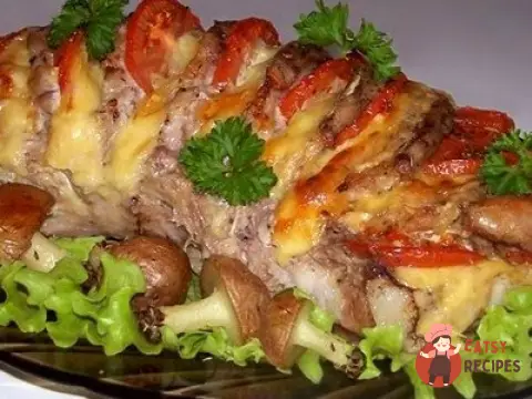 Свинина, запечена гармошкою, з картопляними грибами