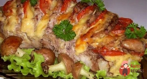 Свинина, запечена гармошкою, з картопляними грибами