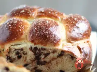 Солодка хала зі шматочками шоколаду та сіллю