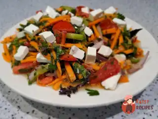 Овочевий салат із гарбузом, бринзою та лимонним соком