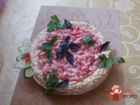 Салат з копченою куркою, сиром та яйцями
