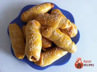 Сосиски з моцарелою у дріжджовому тесті