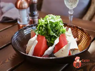 Салат з кавуном, бринзою та соусом песто.