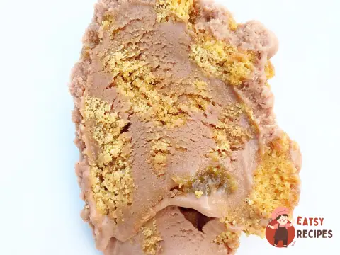 Морозиво з молочним шоколадом, коньячним ізюмом та печивом Biscoff