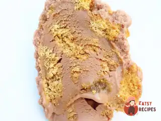 Морозиво з молочним шоколадом, коньячним ізюмом та печивом Biscoff