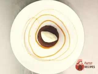 Шоколадний фондан із вершковим морозивом