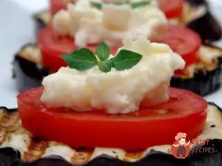 Баклажани з помідорами під сиром