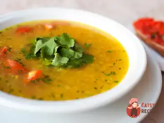 Суп із сочевиці з імбиром, томатами та кінзою