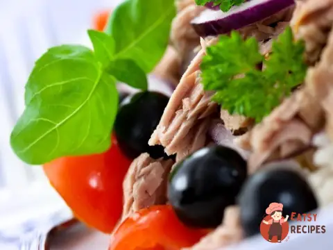 Салат з анчоусів з оливками, маслинами та зеленню