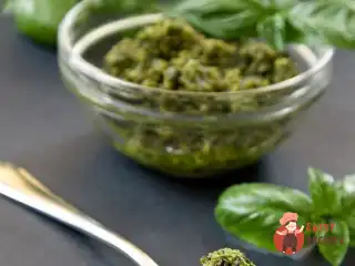 М'ятне песто з волоськими горіхами до баранини