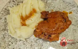 Курячі стегна в томатному соусі