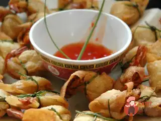 Вонтони з креветками з джемом із чилі