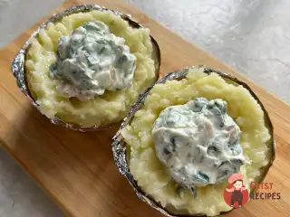 Запечена картопля з сьомгою та шпинатом