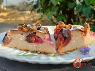 Сливовий пиріг з какао та горіхами.