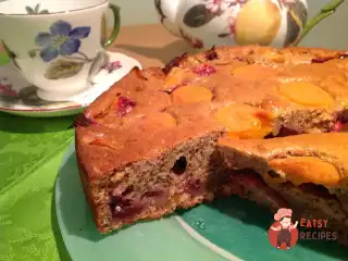 Пиріг зі сливами та абрикосами