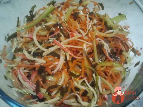 Салат з морською капустою та крабовими паличками