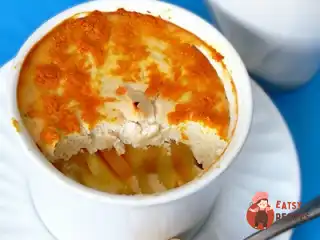 Сирний десерт з фруктами та горіхами