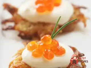 Картопляні латкес з йогуртом і червоною ікрою.