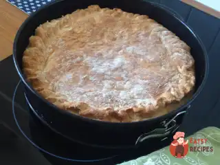 Здобний пиріг на кефірі з капустою