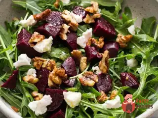 Салат з руколи з буряком та сиром фета