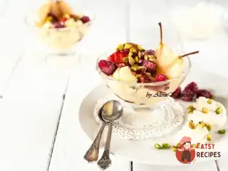 Імбирне морозиво з пряною грушею під малиновим соусом