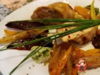 Курячий рулет з часточками печених буряків