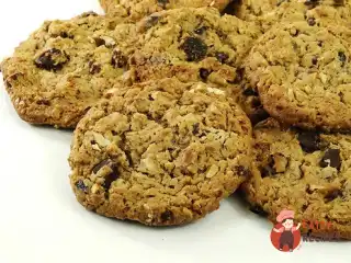 Яблучні печива з горіхами, родзинками та спеціями