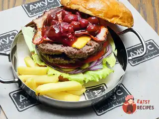 Фірмовий бургер з чеддером та соусом барбекю