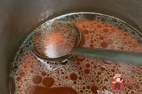 М'ясний бульйон на запечених кістках