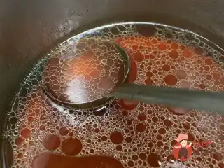 М'ясний бульйон на запечених кістках