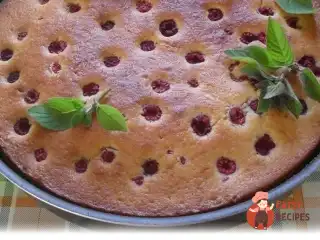 Пиріг із сезонними ягодами